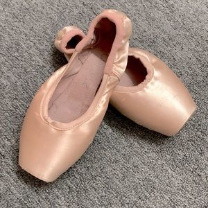 Ballet Pointe Shoes: Capezio Cambré 1127W 6.5M Modified/Gently Used